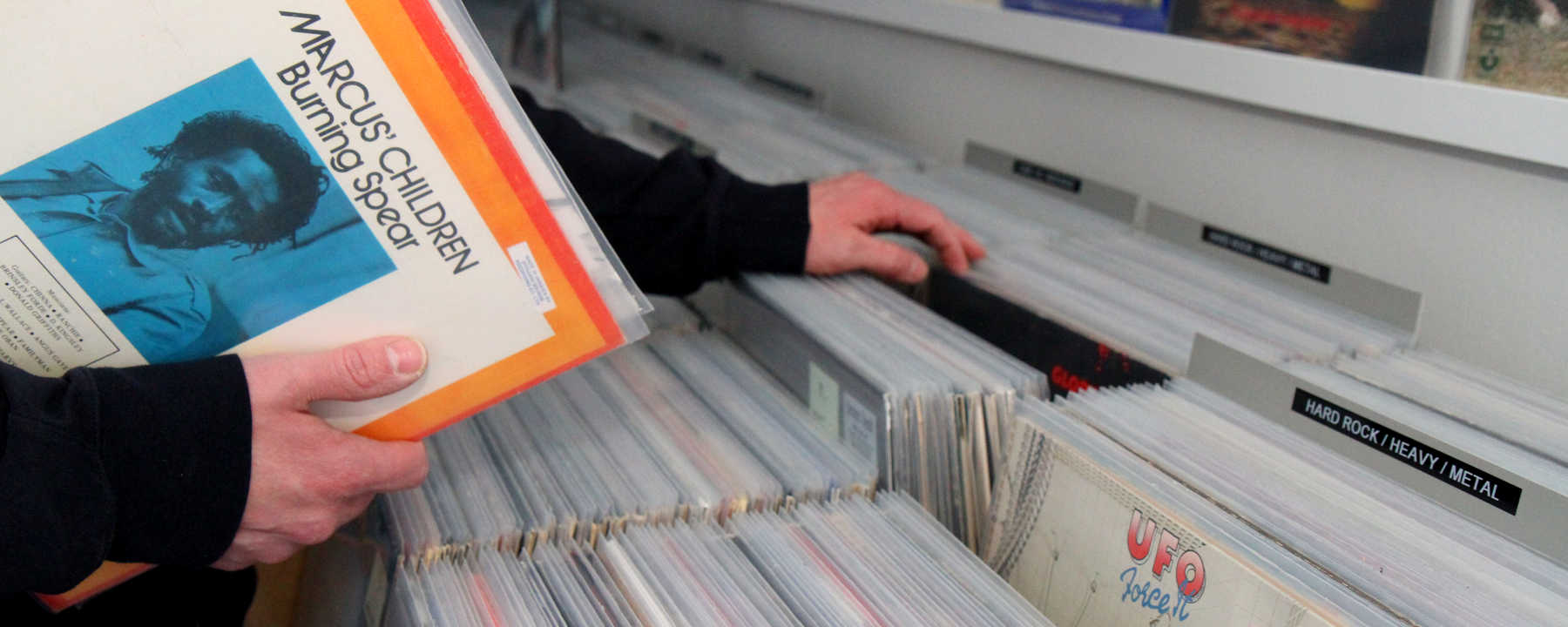 Popdivari Vuoromies vinyylilevyjen valikoimaa