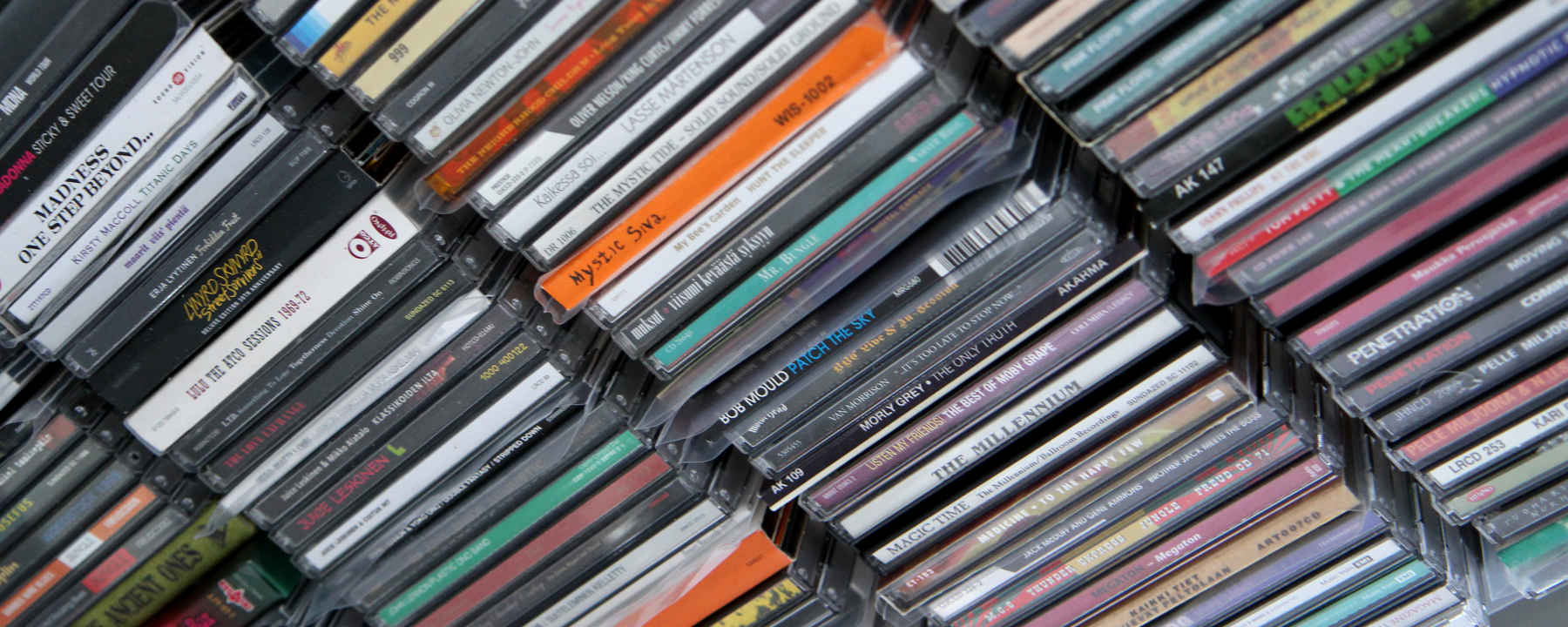 Popdivari Vuoromies CD-levyjen valikoimaa